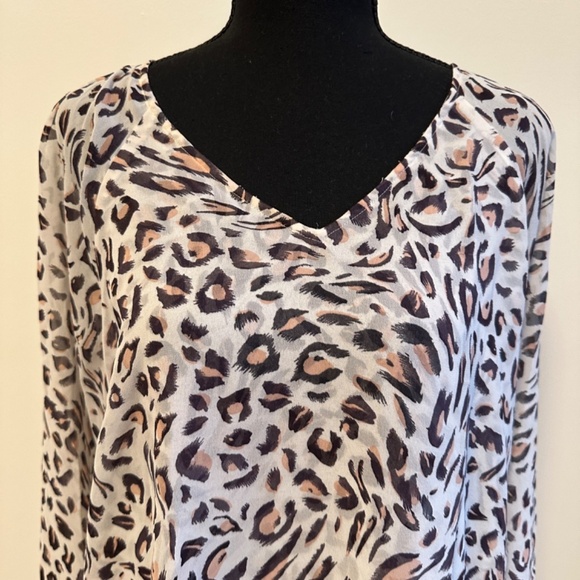 *CABI* Gray Cheetah Print Long Sleeve Blouse Size Medium - Picture 2 of 7